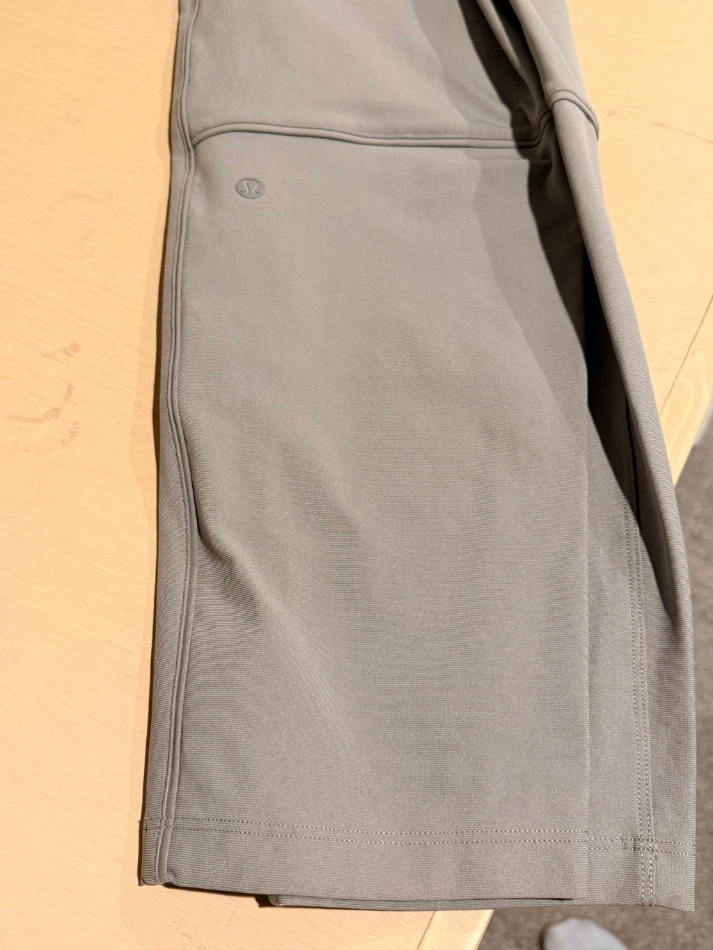 Lululemon Light Khaki grey Pleated Pants — Size 4