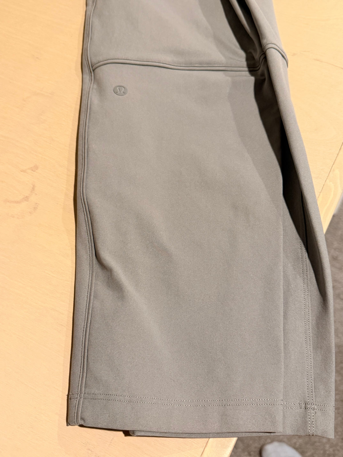 Lululemon Light Khaki grey Pleated Pants — Size 4