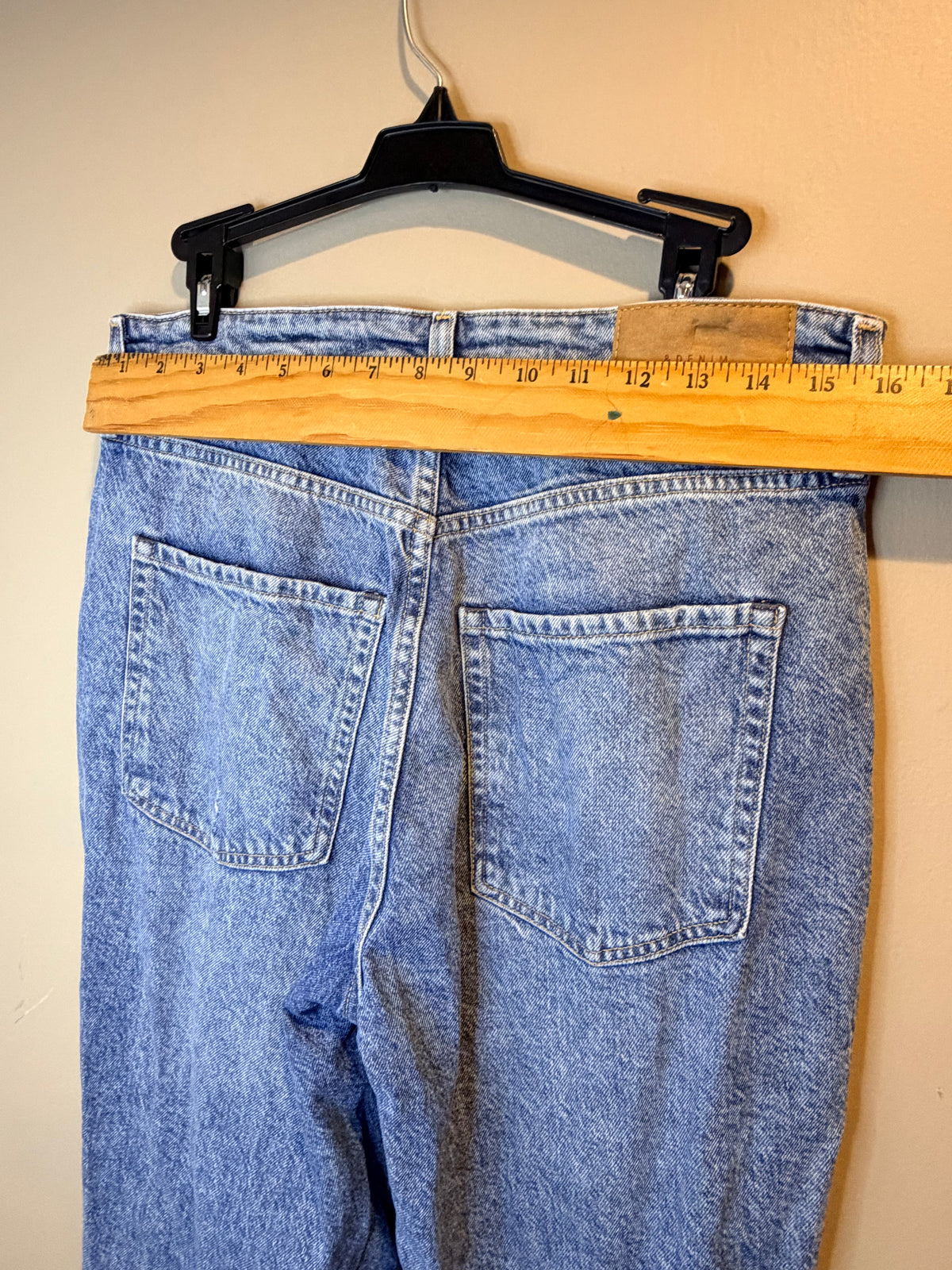 Women’s Light Blue Straight-Leg Jeans with Subtle Distressing