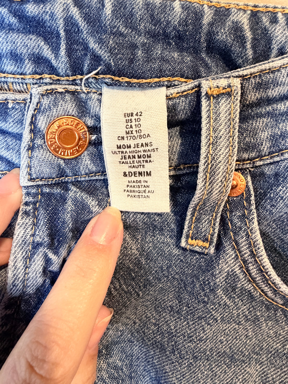 Women’s Light Blue Straight-Leg Jeans with Subtle Distressing