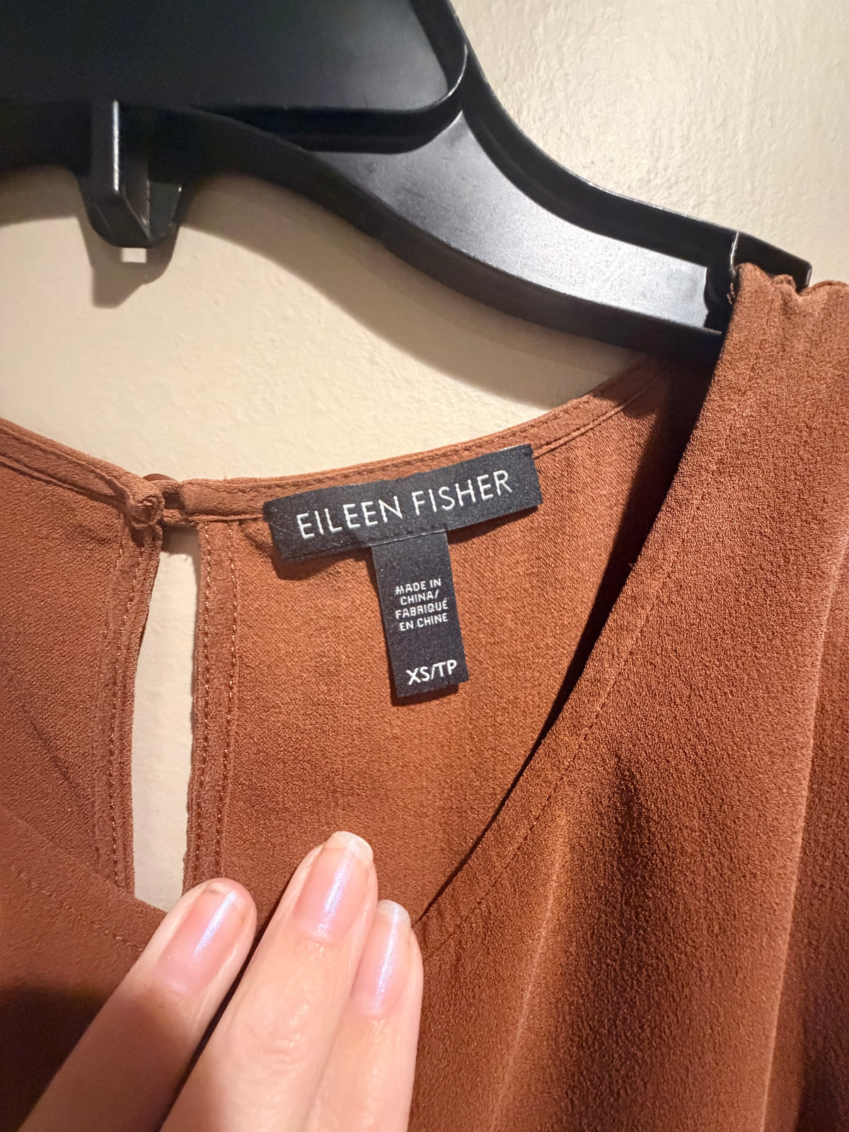 Eileen Fisher 100% Silk Sleeveless Blouse – XS – Rust/Cognac Brown