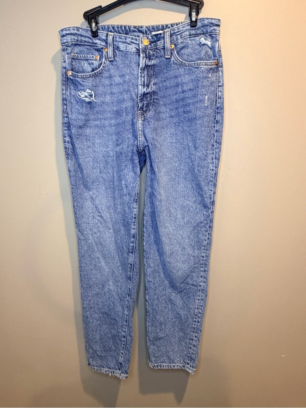 Women’s Light Blue Straight-Leg Jeans with Subtle Distressing