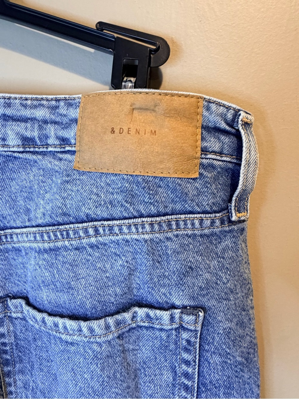 Women’s Light Blue Straight-Leg Jeans with Subtle Distressing
