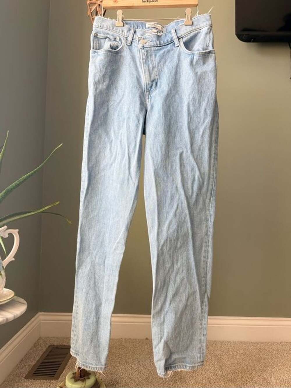 0021-Abercrombie & Fitch 90s Straight Ultra High Rise Distressed Jeans 30/10