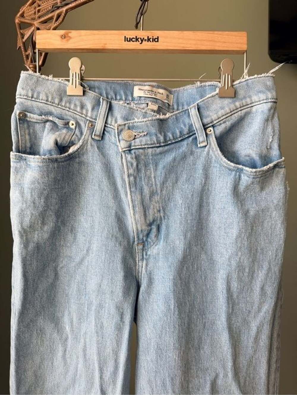 0021-Abercrombie & Fitch 90s Straight Ultra High Rise Distressed Jeans 30/10