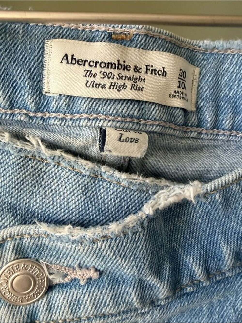 0021-Abercrombie & Fitch 90s Straight Ultra High Rise Distressed Jeans 30/10