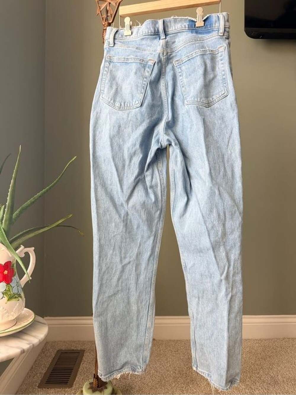 0021-Abercrombie & Fitch 90s Straight Ultra High Rise Distressed Jeans 30/10