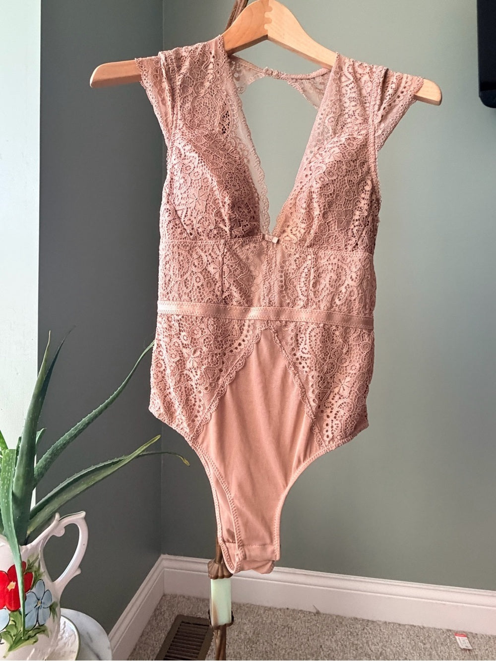 GT-0024-Sophie B Mauve Lace Deep V Bodysuit Small