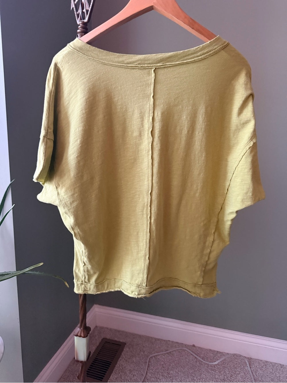 GT-0185 Double Zero Chartreuse Green V-Neck Relaxed Slub Knit Tee Size Small