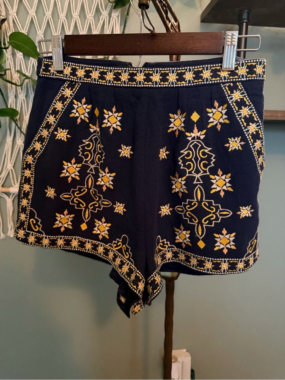GT-0069 The Clothing Company Embroidered Navy High-Waisted Shorts Size S