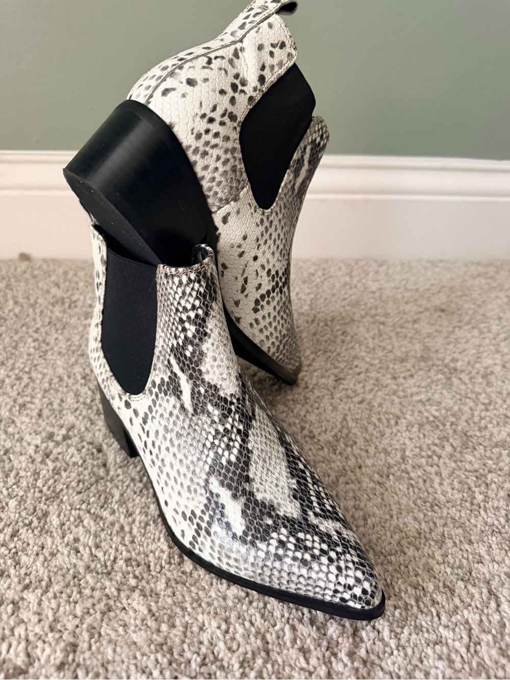 Blondo Waterproof Snakeskin Print Pointed-Toe Chelsea Boots Size 5.5