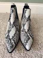 Blondo Waterproof Snakeskin Print Pointed-Toe Chelsea Boots Size 5.5