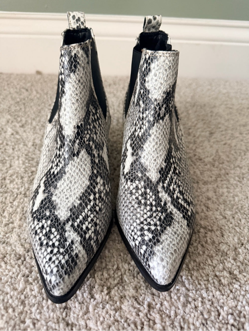 Blondo Waterproof Snakeskin Print Pointed-Toe Chelsea Boots Size 5.5