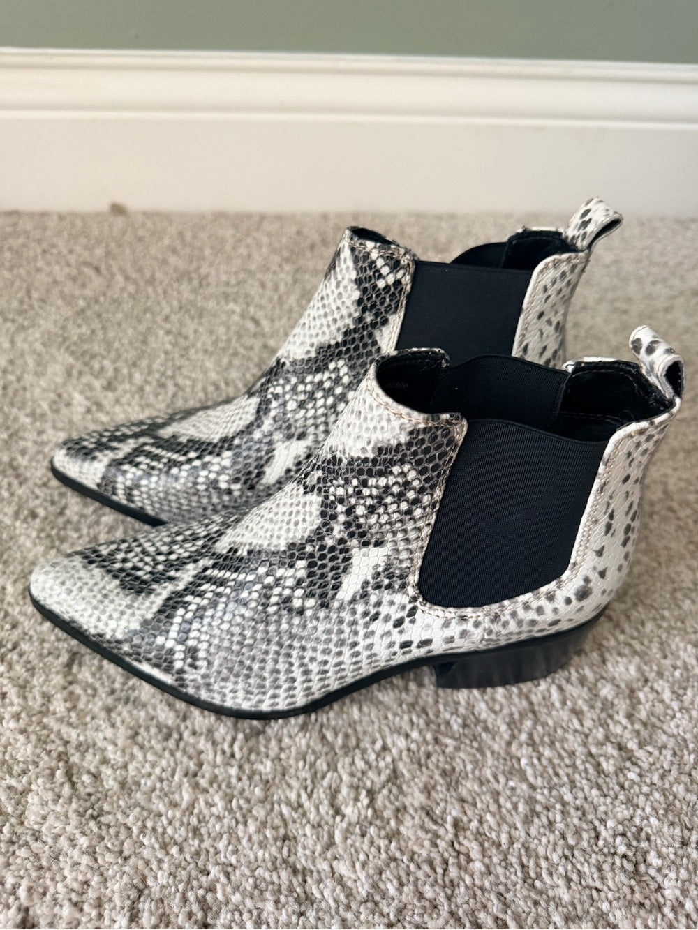 Blondo Waterproof Snakeskin Print Pointed-Toe Chelsea Boots Size 5.5