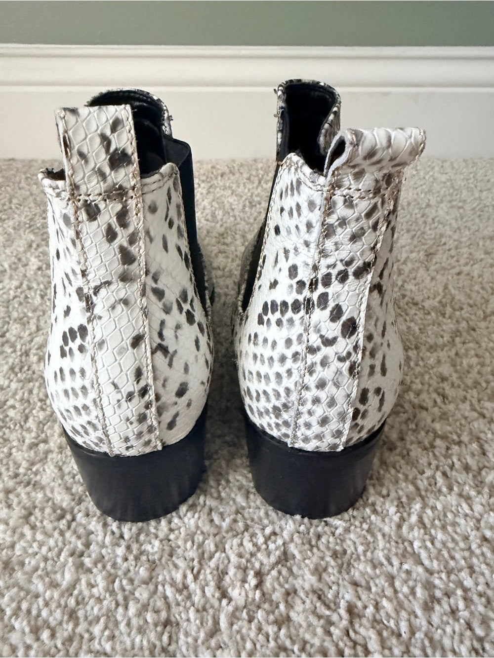 Blondo Waterproof Snakeskin Print Pointed-Toe Chelsea Boots Size 5.5