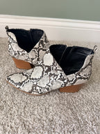 Qupid Snakeskin Print Western Ankle Booties Women’s Size 8 Cutout Pointed Toe