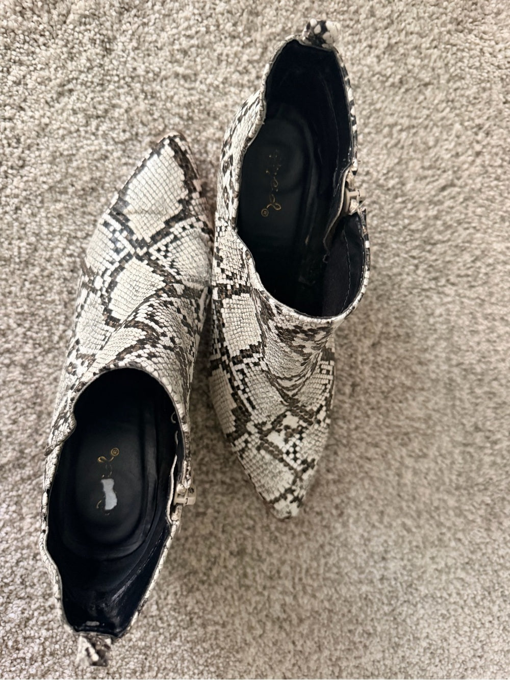 Qupid Snakeskin Print Western Ankle Booties Women’s Size 8 Cutout Pointed Toe