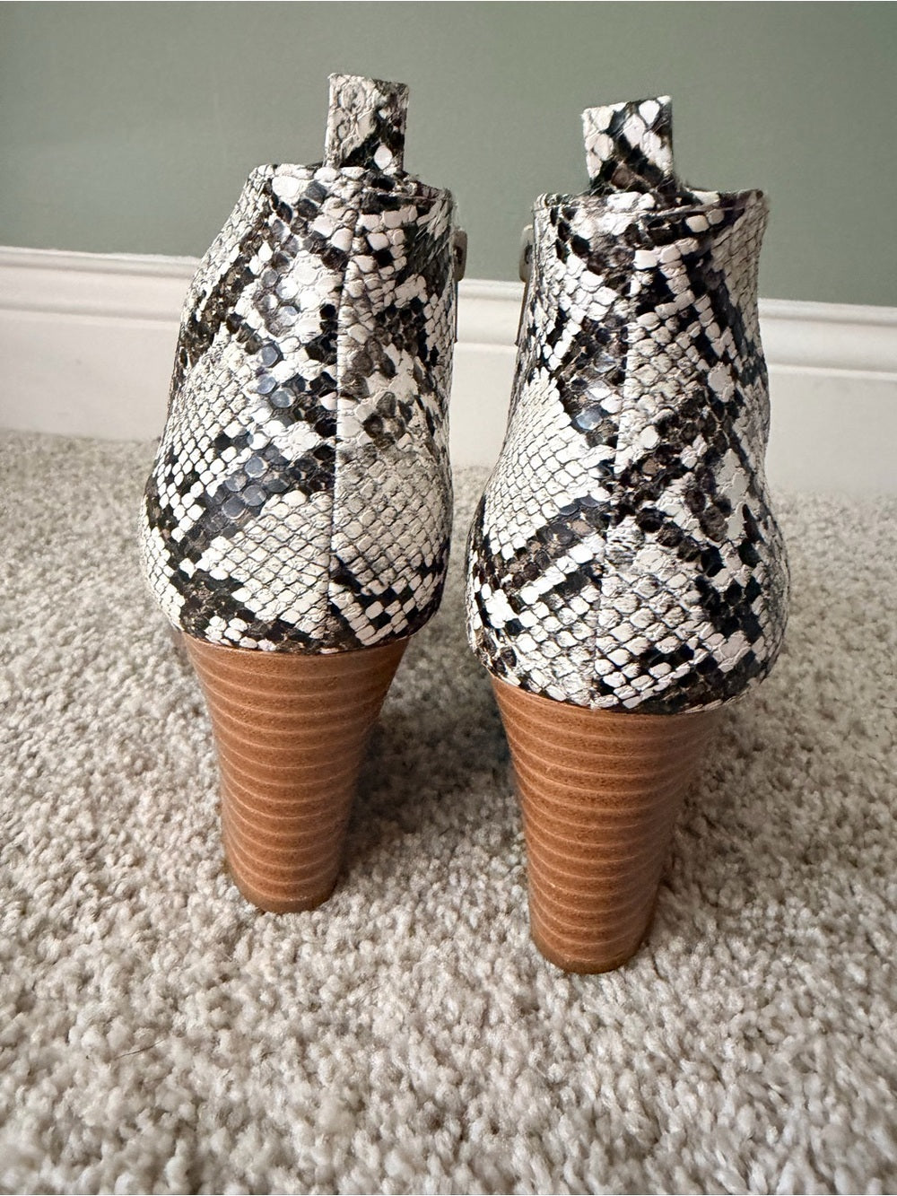 Qupid Snakeskin Print Western Ankle Booties Women’s Size 8 Cutout Pointed Toe