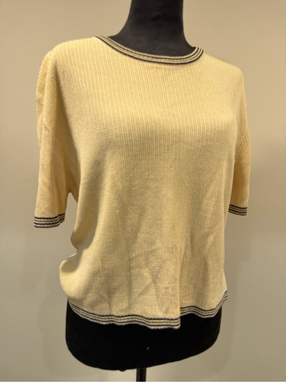 GT-0164 Carlisle 100% Silk Cream Ribbed Knit Top L navy Trim Quiet Luxury