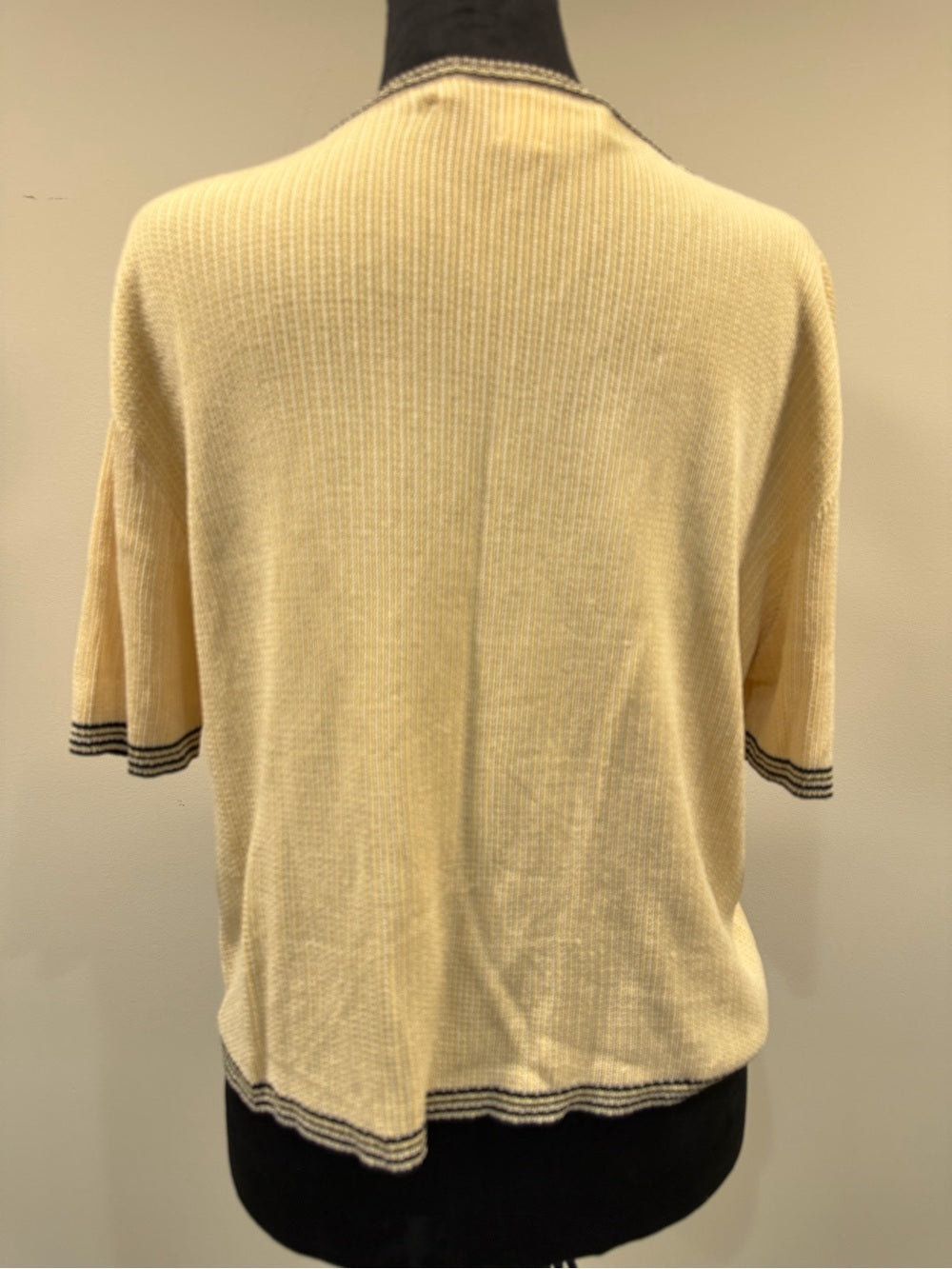 GT-0164 Carlisle 100% Silk Cream Ribbed Knit Top L navy Trim Quiet Luxury