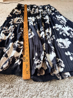 GT-0087 Simply Vera Vera Wang Floral Pleated maxi skirt Large Black Cream