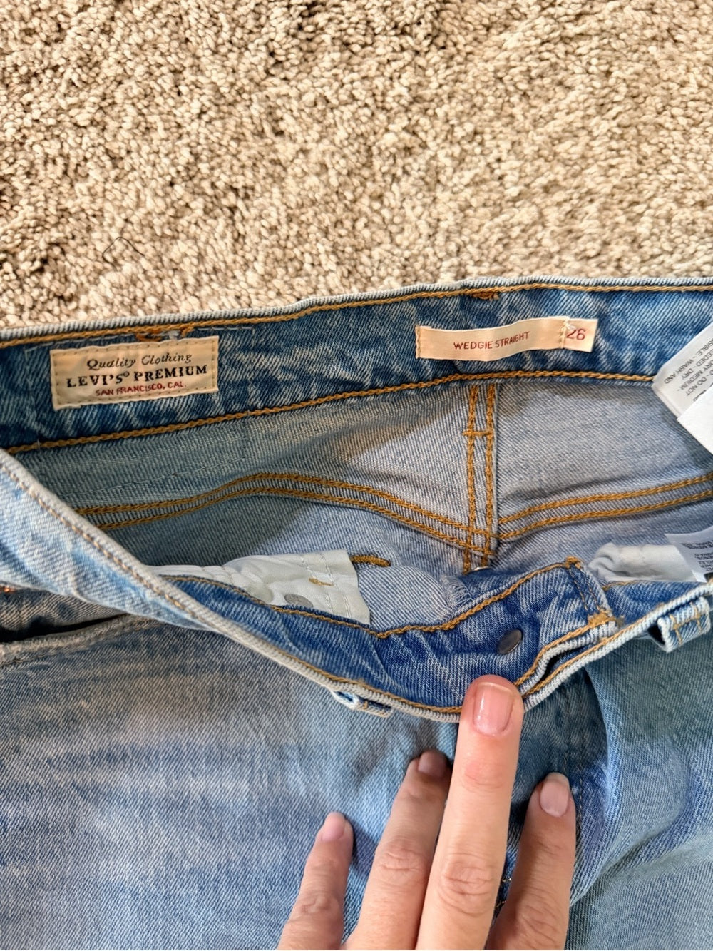 GT-0108 Levi’s Premium Wedgie Straight Jeans 26 High Rise Distressed Light Wash