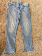 GT-0111 Old Navy WOW Boyfriend Jeans 8 Mid Rise Light Wash Straight Leg