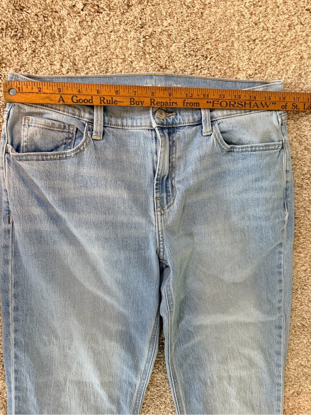 GT-0111 Old Navy WOW Boyfriend Jeans 8 Mid Rise Light Wash Straight Leg