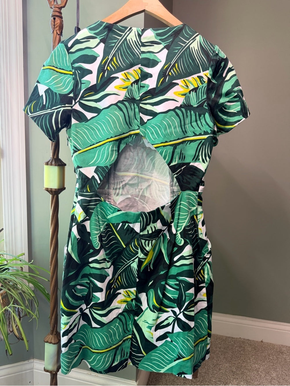 GT-0125 WHIT Anthropologie Tropical Leaf Open Back Dress Size 6 Cotton