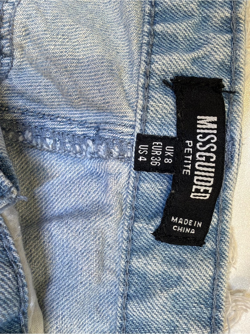 GT-0138 Missguided Petite High Rise Straight Jeans US 4 Light Wash Raw Hem