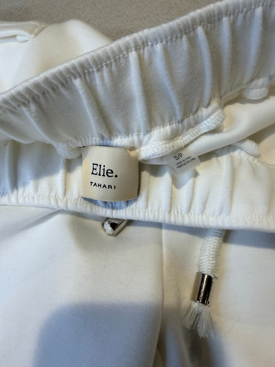 Elie Tahari white drawstring shorts size S/P brand label
